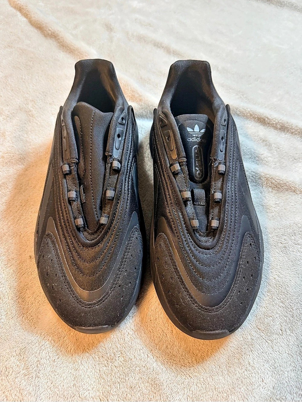 Adidas Ozelia Triple Black Size 7 H03131 NEW No Laces Chunky Sneakers